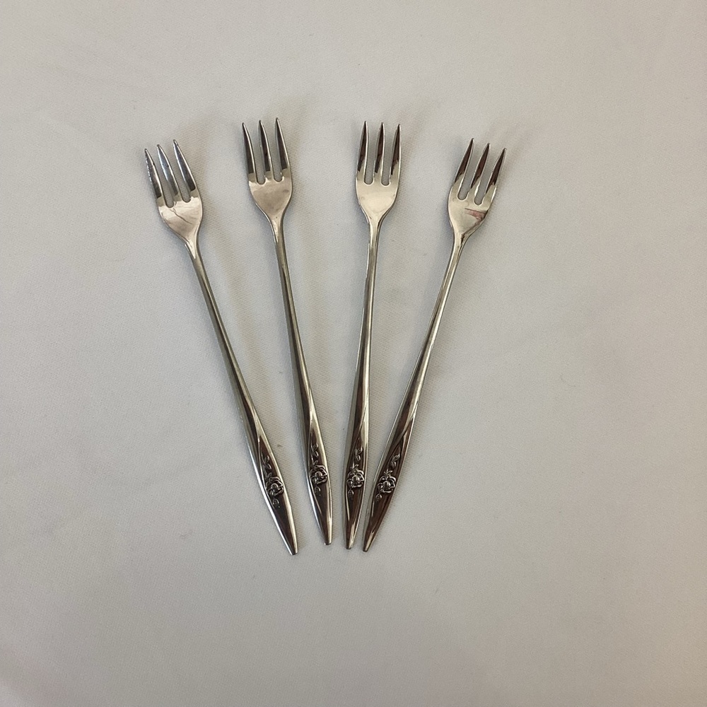 Oneida Lasting Rose Silverware Set - Picture 9 of 13